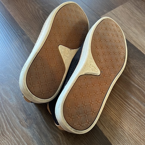 UGG Sammy SZ 8 navy blue knit slip on flats. Great condition. - Picture 6 of 7